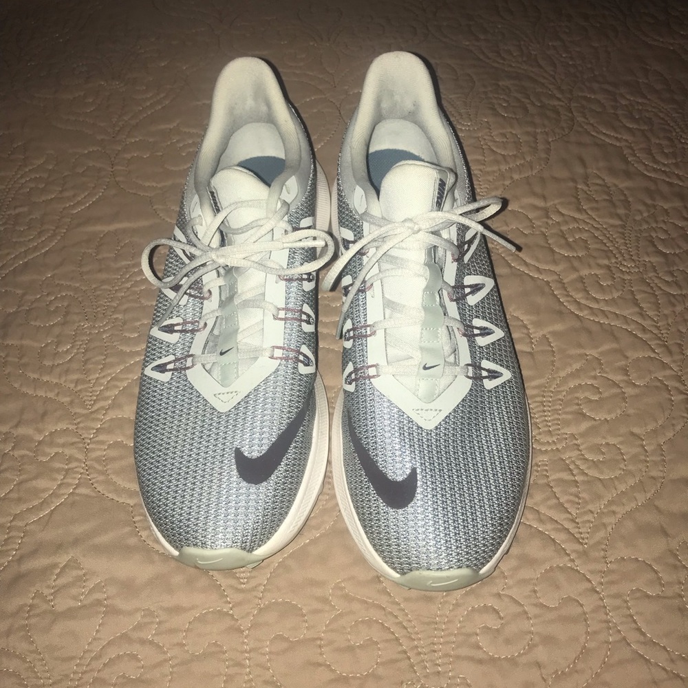 Nike women’s tennis shoe